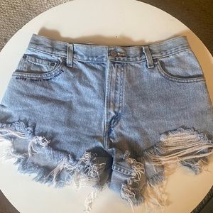 Levi 550 cut off shorts